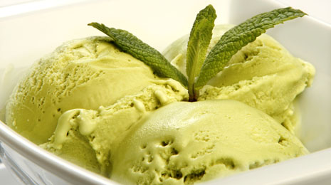Preparar helado casero de te verde matcha en tres sencillos pasos. Ahora, ya puedes disfrutar de un postre saludable y bajo en calorias. Ideal para adelgazar