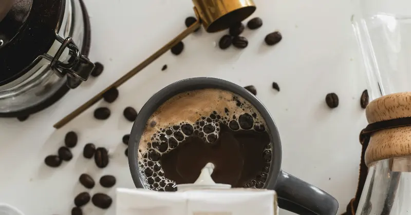 La leche de avena engorda puede ser un mito o depende de como tomes el café.